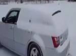 Fetter Bass befreit Auto vom Schnee