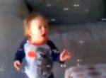 Kind sieht zum ersten Mal Seifenblasen