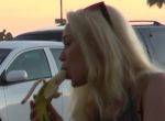 Frau isst sexy eine Banane vor Fremden