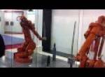 Schwertkampf zwischen zwei Roboterarmen