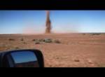 Freak steht in einem Tornado in der Wüste - Krank!