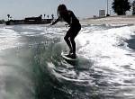 Surfen auf einer Bootswelle 