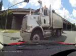 Autofahrer in Australien filmt Crash mit nem Truck