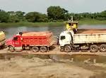 So befördert man vier LKW ins Wasser