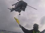 Hubschrauber landet auf Schiff bei rauer See