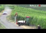 Traktor fährt auf Rallystrecke