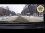 Polizist wird in Russland fast überfahren - Glück