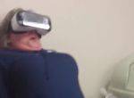 Wenn deine Mutter eine VR-Brille testet