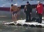Mann rettet Hund aus eiskaltem Wasser