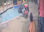 Motorrad im Swimming-Pool