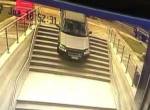 Mit dem Auto die Treppe runter