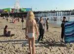 Bikinigirl knüpft Kontakte am Strand
