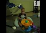 Baby vs Ballmaschine