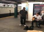 Singen in der U-Bahn Station
