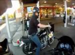 Ein Biker an der Tankstelle