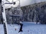 Kopfüber im Ski-Lift festhängen